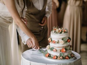 Read more about the article 7 Key Aspects of Wedding Cake Creation and Delivery