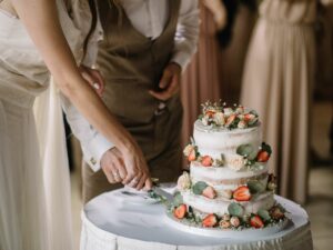 Read more about the article 7 Key Aspects of Wedding Cake Creation and Delivery